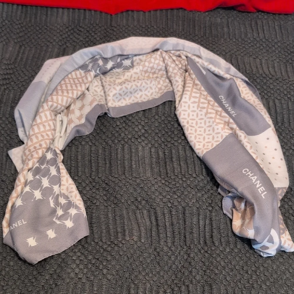 CHANEL Gray and Cream Geometric Scarf Unisex - Made In France - Picture 1 of 4